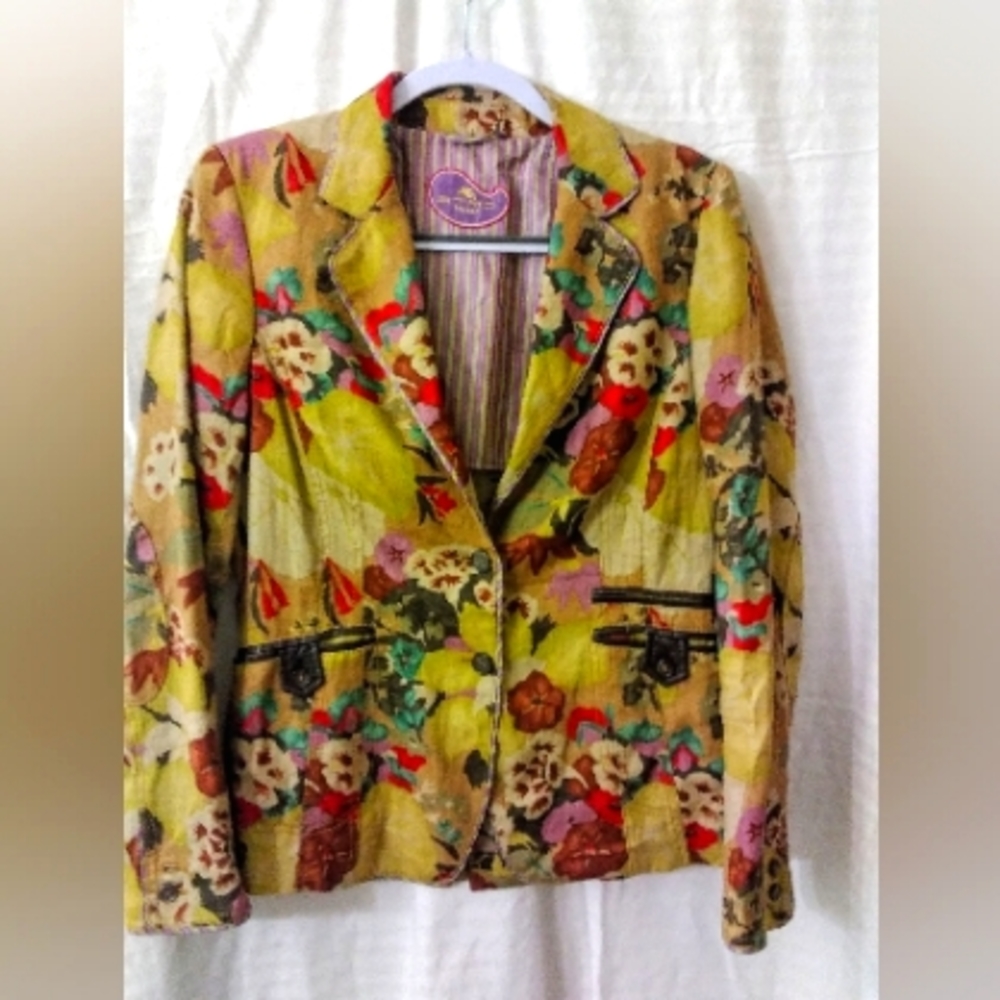 Etro paisley short blazer with striped trim and two button down. Size 6